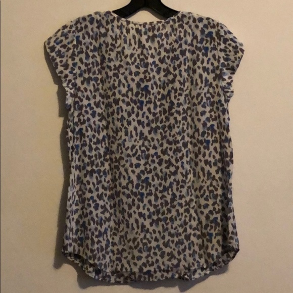 New Joie Iva 100% silk animal leopard cheetah cap sleeve button blouse top - Picture 7 of 8